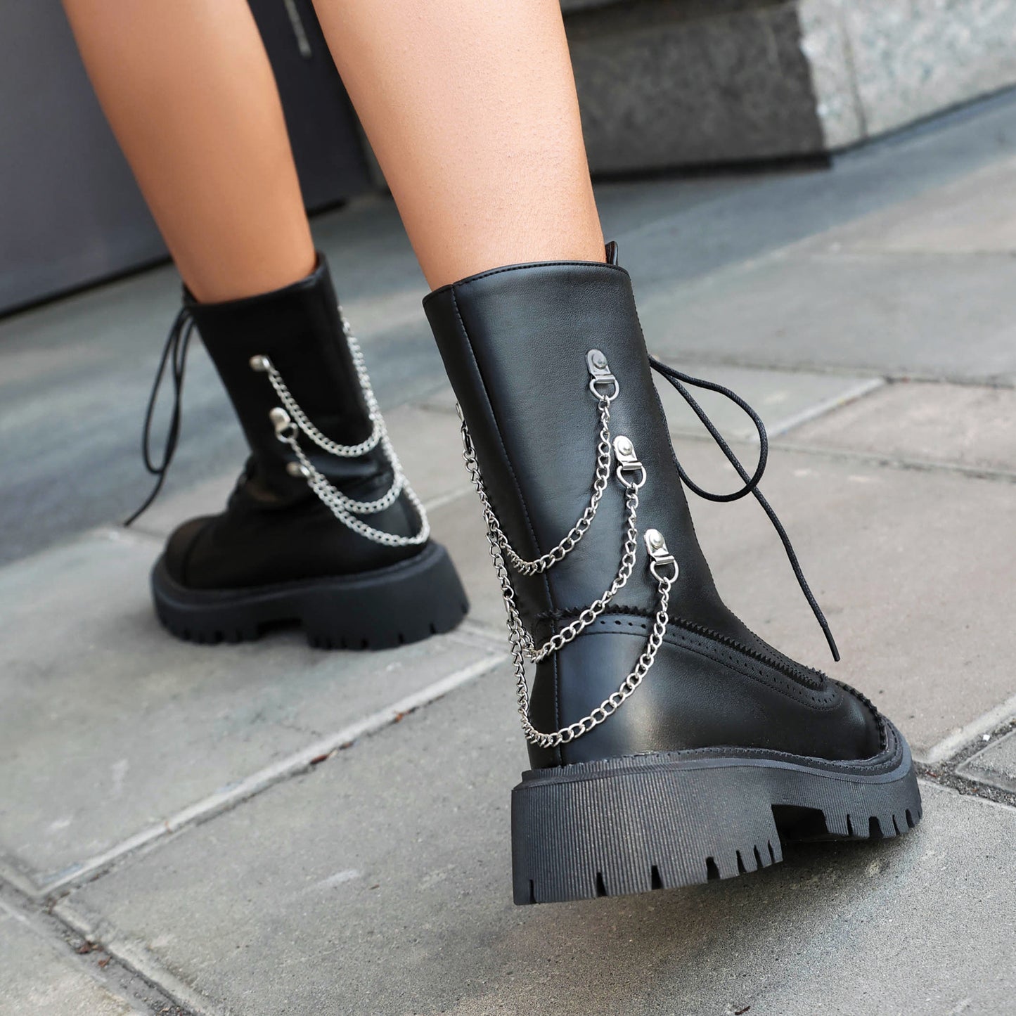 Bottines Rock & Chic à Chaînes – L'Élégance Rebelle au Quotidien