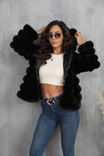 Veste courte à capuche rayée en imitation fourrure pour femme