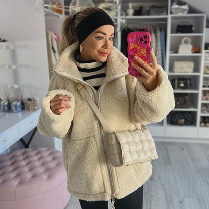 veste teddy femme, veste polaire femme, manteau teddy, manteau oversize femme, veste chaude hiver, veste cosy femme, manteau hiver femme, veste zippée femme, veste beige femme, look cocooning, style casual femme, streetwear femme, mode automne hiver, veste tendance 2025, veste douce femme, manteau casual chic, veste confortable femme, fashion femme, outfit hiver, veste oversize