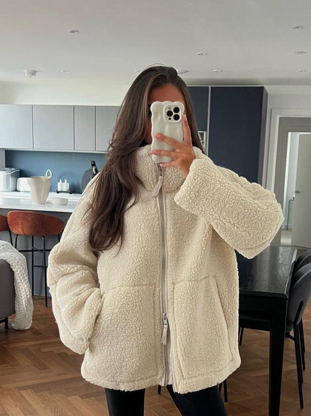 veste teddy femme, veste polaire femme, manteau teddy, manteau oversize femme, veste chaude hiver, veste cosy femme, manteau hiver femme, veste zippée femme, veste beige femme, look cocooning, style casual femme, streetwear femme, mode automne hiver, veste tendance 2025, veste douce femme, manteau casual chic, veste confortable femme, fashion femme, outfit hiver, veste oversize