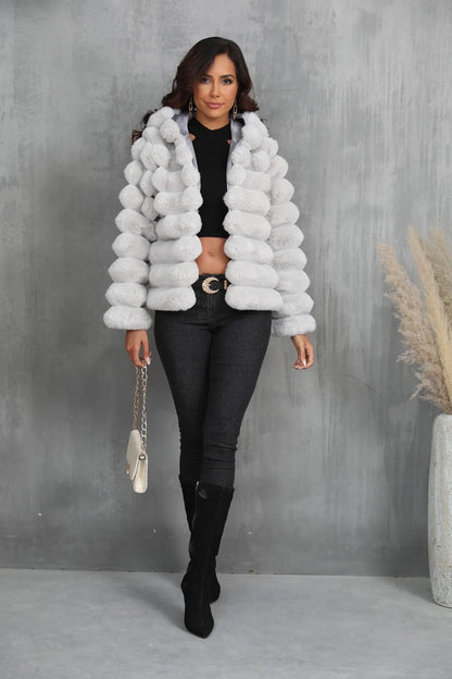 Veste courte à capuche rayée en imitation fourrure pour femme