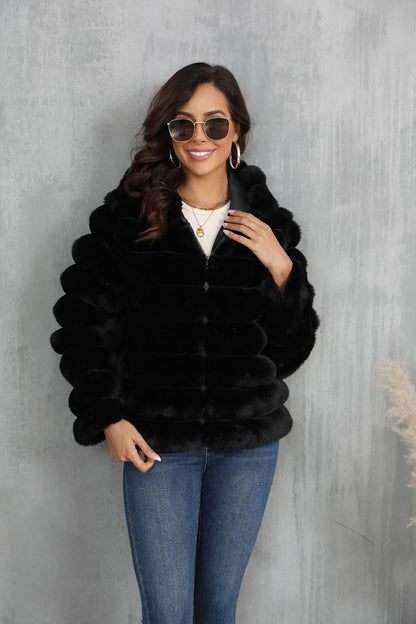 Veste courte à capuche rayée en imitation fourrure pour femme