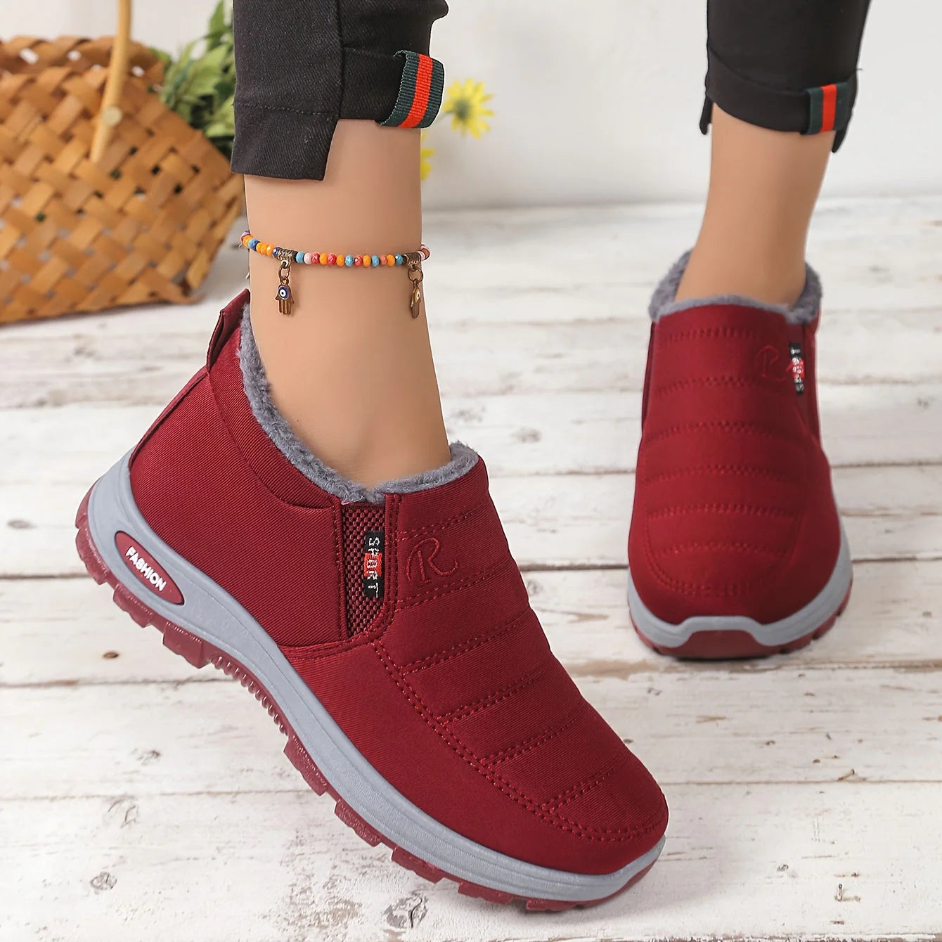 Bottines de marche antidérapantes.