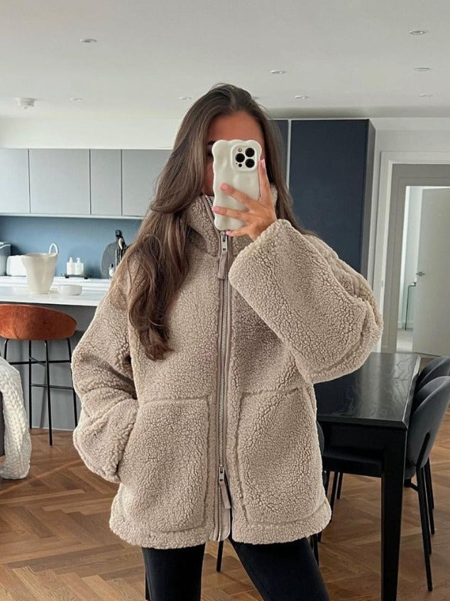 veste teddy femme, veste polaire femme, manteau teddy, manteau oversize femme, veste chaude hiver, veste cosy femme, manteau hiver femme, veste zippée femme, veste beige femme, look cocooning, style casual femme, streetwear femme, mode automne hiver, veste tendance 2025, veste douce femme, manteau casual chic, veste confortable femme, fashion femme, outfit hiver, veste oversize